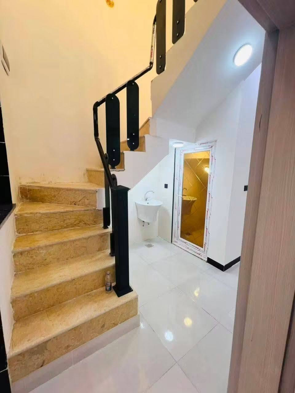 دار للبيع  100 م 🏡 (مكتب النور للعقار عمود262)
*********** وتساب
***********
✅ مشمول بقرار التطويب 

موقع /نجف 🏡شارع الحولي مال المطار عمود 262

البناء 🏡 
غرفه/صاله/مطبخ /ستقبال صحيات/مكشوفه
بناء مرتب/ اساس + سقف كونكريت + طابوك

ألخدمات 🏡 ماء/كهرباء/مدارس/سوق/تبليط/لحد الباب
