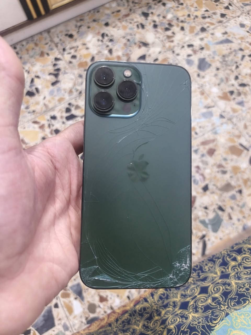 ايفون 13 برو ماكس
مبدل شاشه نوعية زينه  وبطارية +الضهر مفطور
ذاكره /256
السعر /400 ألف 
مكاني بغداد الدورة
***********
