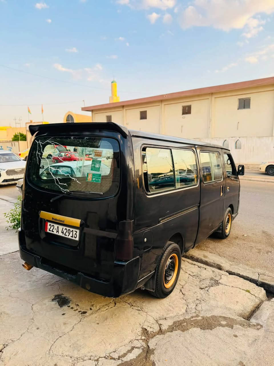 nissan urvan 2008
شانصی و براوە و وەرگەران بەشەرت
بەناوکردن بەشەرت
تەبدیل لەونە  و لەسەر سەنەوی رەنگی  رەشە
رەقەم و سەنەوی نوێ تا ٢٠٢٨
سەیارەکی جایزە و بێ کێشەیە
کەمێک سەوتی یەکسلی هەیە 
گێر بە شەرت مەکینەی یەک تۆز  دوکەڵی هەیە 
تا بڵێی بە هەڵمەتە 
غازی ئیتاڵی لەسەرە
کۆبۆنی غازی هەیە 
چوار تایەی لۆکی لە ژێرە
ناو غورفەی جوان و جایزە ماڵی کەسابەتە 
***********
88$ کەمێک مەجال
