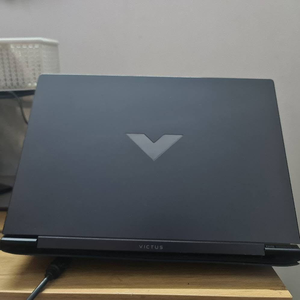 السلام عليكم شباب
لابتوب الكيمنك HP VICTUS GAMING 
الجهاز نضافه ممتازه بدون عطل كله شغال مضمون وجاهز 
ياتي بالمواصفات الاتيه

شاشه 15.6 انش بمعدل تحديث 144HZ نقاوه الوان 100%SRGB بخواص LOW BLUE حواف نحيفه 

معالج من AMD احترافي
RYZEN 5-5600H 4.50GHZ TURBOO WITH RADEON GFX 
فئه H للاداء الثقيل بكرت RADEON مدمج قوي 

كرت منفصل ايضا من AMD نوع
RX 6500-4GB FULL WATT FSSR + FRAME GENERATION 

رامات سعه 16GB نوع DDR4 قابل للتطوير 
هارد M.2 سعه 512 قابل للتطوير 

بطاريه ساعه ونصف وصوت ستيريو محيطي من دولبي
كيبورد ضوئي عربي وكاله 

اكيد الجهاز قادر على تشغيل كافه الكيمنك و برامج Adobe و الهندسيات ببروده تامه تحت الضغط 

السعر ٦٣٥ الف فقط 
بغداد قرب البياع و متوفر التوصيل 
تواصل*********** بغداد, العراق
