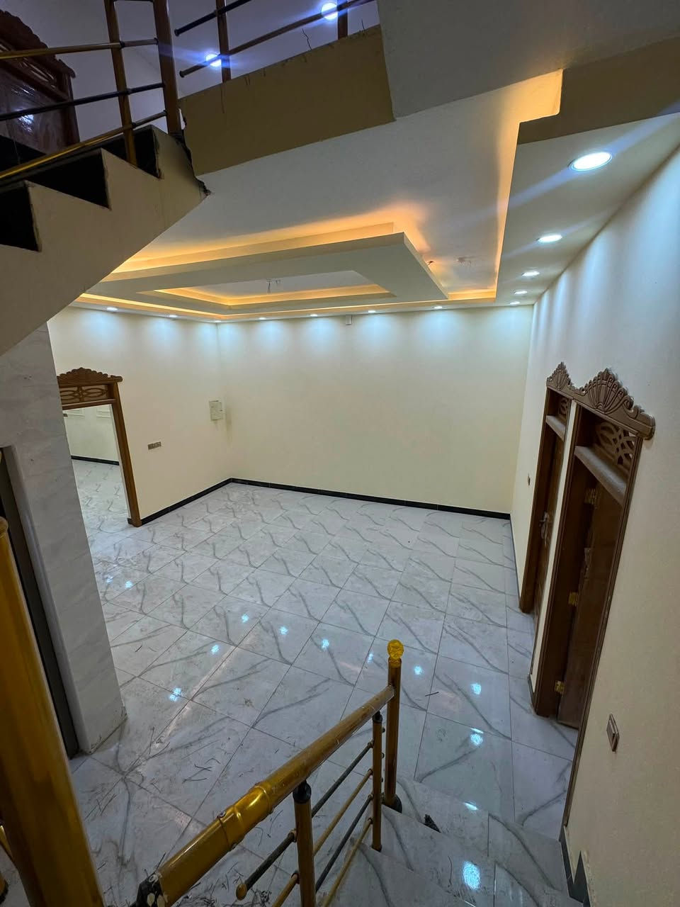 بيت للبيع حديث بناء طابوق في حي القضاة مساحة 150م يحتوي على طابق الارضي على غرفتين صاله مطبخ وستقبال كراج مجموعه صحيات طابق الثاني يحتوي على 4غرف صاله صحيات سطح سعر البيع360مليون للتواصل***********
