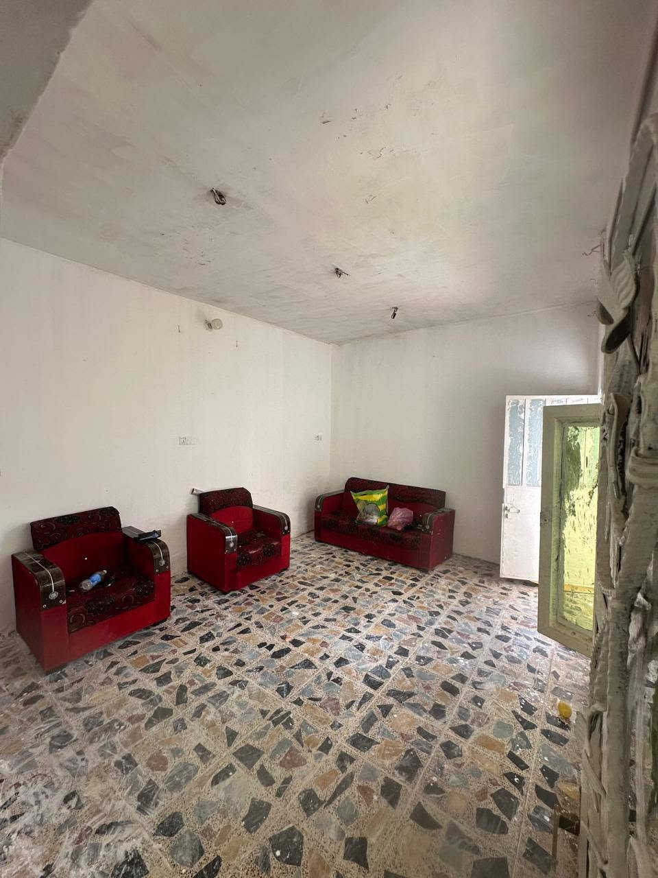 دار للبيع مساحه ٧٥متر واقع حال ٨٠متر البيت ركن على شارع عريض مقابل مدرسه احمد راضي قرب مستشفى التركي وجامع الشهيد رائد السعر ٦٠وبي مجال للاستفسار الاتصال على الرقم يوجد واتساب ***********

