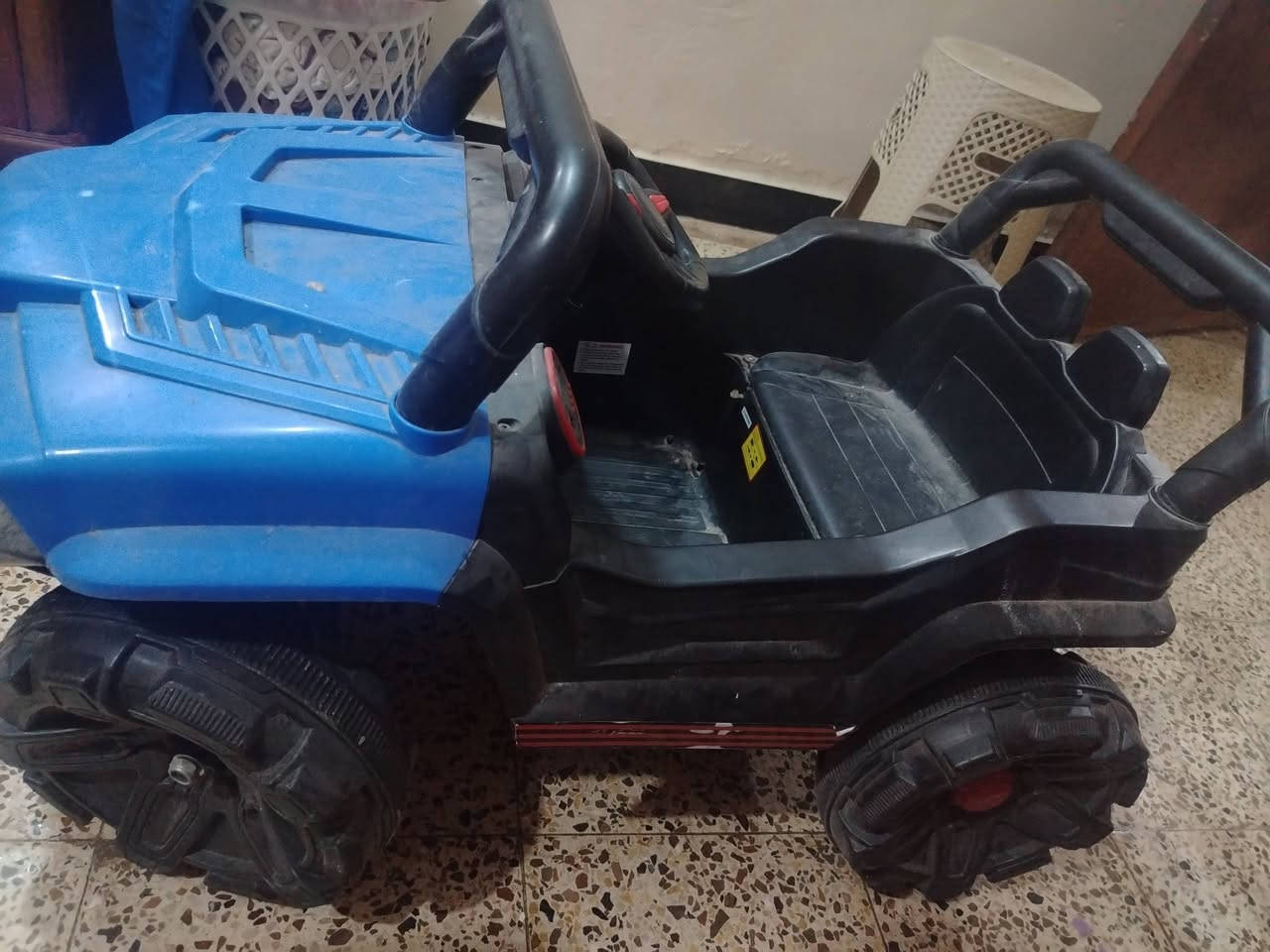 سيارة للبيع نقص فقط بطاريه مكاني حي الانوار السعر ٧٥ وبيه مجال ***********
