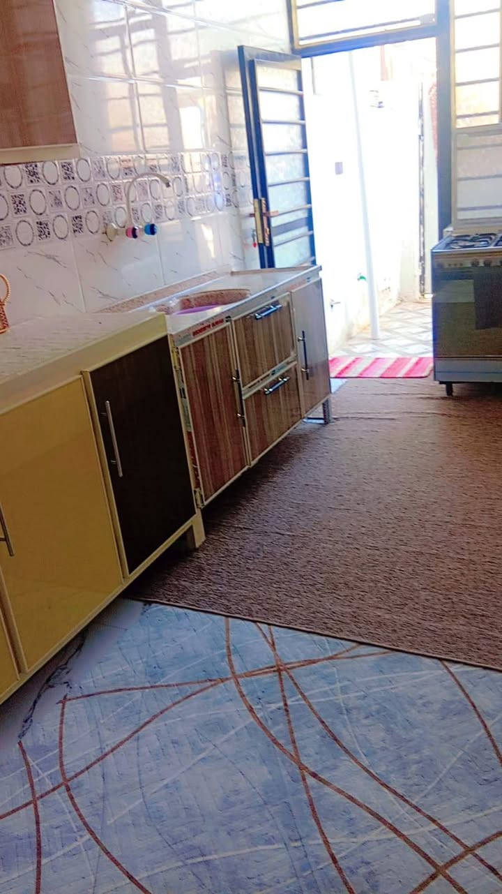 مشتمل للبيع المساحة ١٠٠م مربع ١٠*١٠
بناء طابوق متوفره كافة الخدمات ماء وكهرباء ومجاري عنوانه كوت حي الحكيم شارع أفران المرتضى السعر ٣١ مليون وقابل للتفاوض للأستفسار مراسلتي على الخاص او الاتصال على ***********
