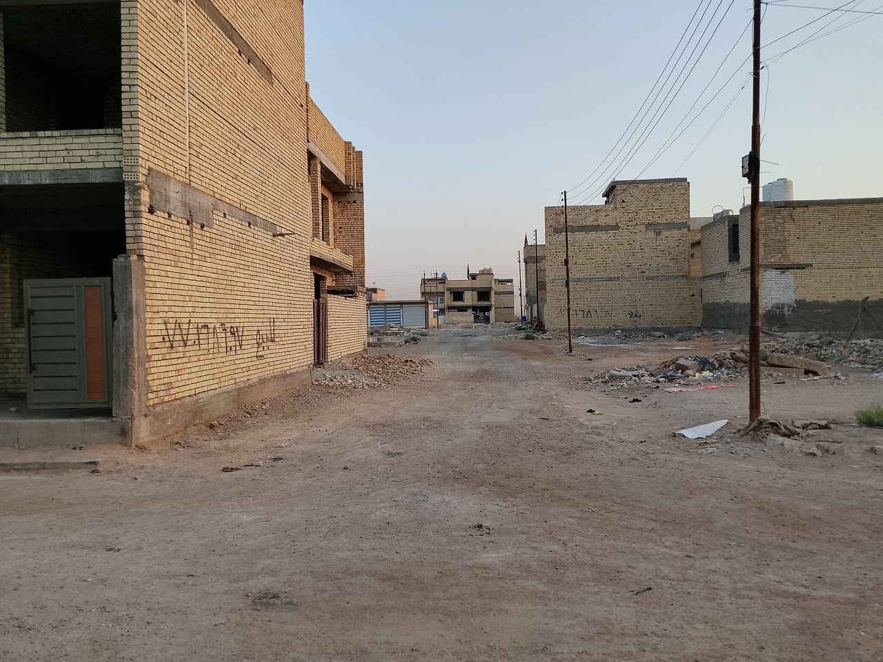السلام عليكم هيكل للبيع مساحه 100 متر واجهه 10 ونزال 10 اربع غرفه نوم واستقبال ومطبخ وصاله وثالث حمامات على شارع 10 الاتصال على الرقم ***********
