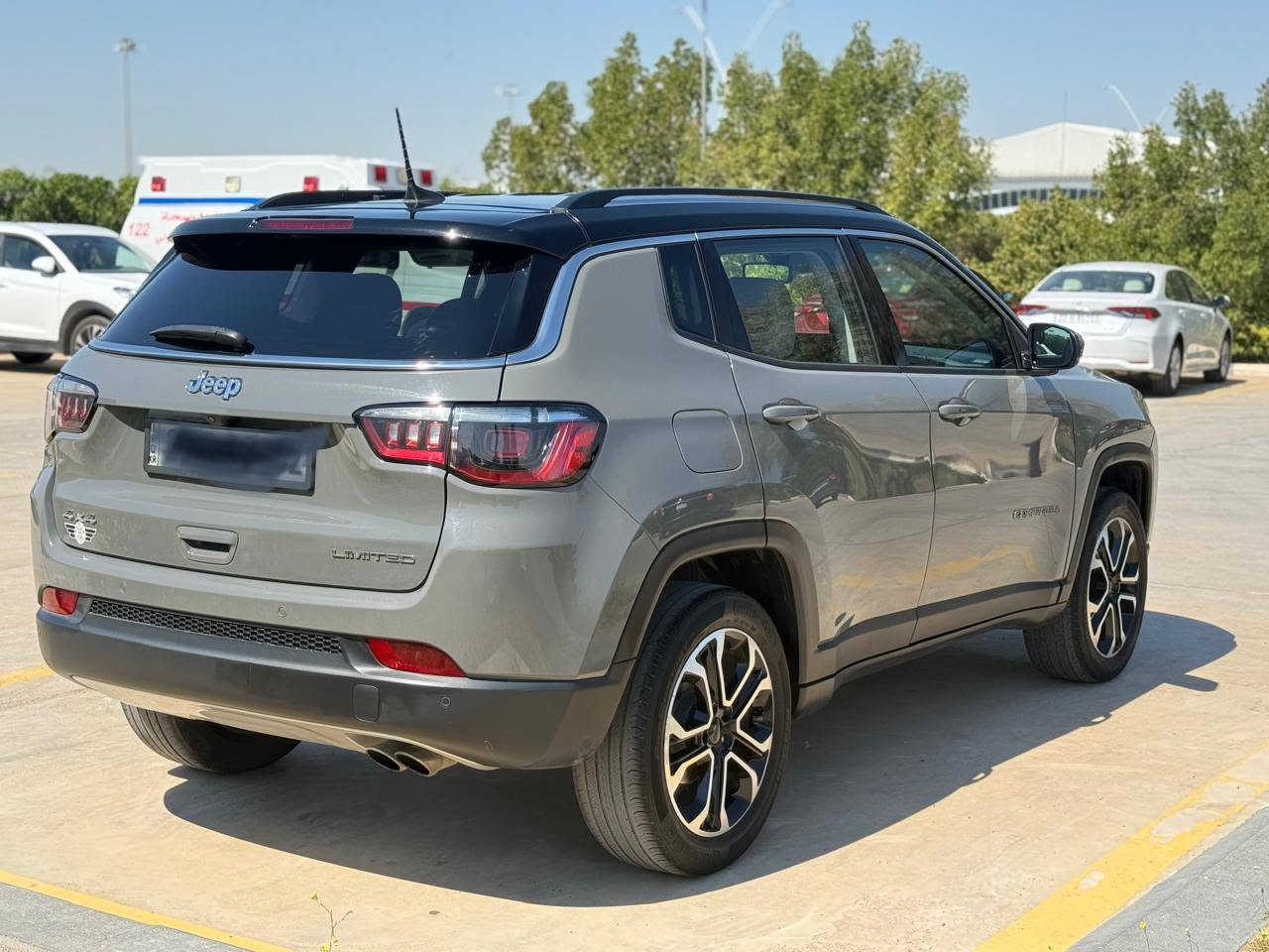 Jeep compass Limited 2022
فول مواصفات للأخير عدا الفتحة  ماشيه 70 الف فقط
• المحرك والأداء: محرك 2.4 لتر 4 سلندر، بقوة 180 حصان، وعزم دوران حوالي
• ناقل الحركة: أوتوماتيك 9 سرعات (دفع رباعي 4x4).
• التصميم الخارجي: سقف أسود بلادي (توين كلاور)، لايت زينون/ليد، ويل كروم.+سمنتي 
• المواصفات الداخلية والتقنية: شاشة كبيرة (10.1 بوصة) تعمل باللمس، نظام آبل كاربلاي/أندرويد أوتو، كشنات جلد (تدفئة/تبريد)، تشغيل عن بعد، بصمة.
• الأمان: رادار أمامي وجانبي، حساسات خلفية، كاميرا، وسائد هوائية متعددة.،+فور ويل يعني دبل اكسل بعد وهوايه مواصفات بيها سياره مكفوله من اي نواقص كله بشرط ضرر كلش خفيف فقط جملغ واحد اماني من جهة سائق  بدون اي ضرر داخلي بدون ارباك بدون تبديل بدون تعديل بدون شخوط  كله بشرط تايرات جديد سنوي هزة جديد
السيارة جديدة بمعنى الكلمة وبالواقع لونها بعد احلى من الصور وجاهزة 100%
 كل التفاصيل مذكورة بالكامل 
مكانها كركوك/رقم اربيل
*********** بي واتساب كركوك, العراق
