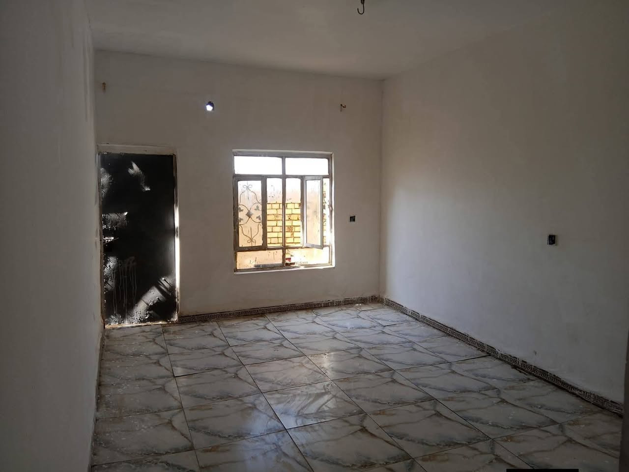 بيت 160 متر  بسعر مناسب جداً
🏠 بيت جاهز للبيع – الديوانية / على طريق السنية عمود 706
📐 المساحة: 160  متر
▪️ الواجهة 10 متر × النزال 16 متر
✅ التفاصيل:
▫️ سند 25 زراعي بعقد أصولي جاهز
▫️ البيت يتكون من غرفتين ومطبخ وصالة واستقبال
 ومجمع صحيات وطارمة 
▫️ مداور ثاني يوم 
▫️ خدمات كامله تبليط بالباب 
▫️ يبعد  100 متر فقط عن الشارع العام ديوانية حله
 .. تبليط بالباب 
💰 السعر 35  مليون وبي مجال 
📞 للاستفسار:
خاص أو الاتصال على الرقم امير الفتلاوي
***********
