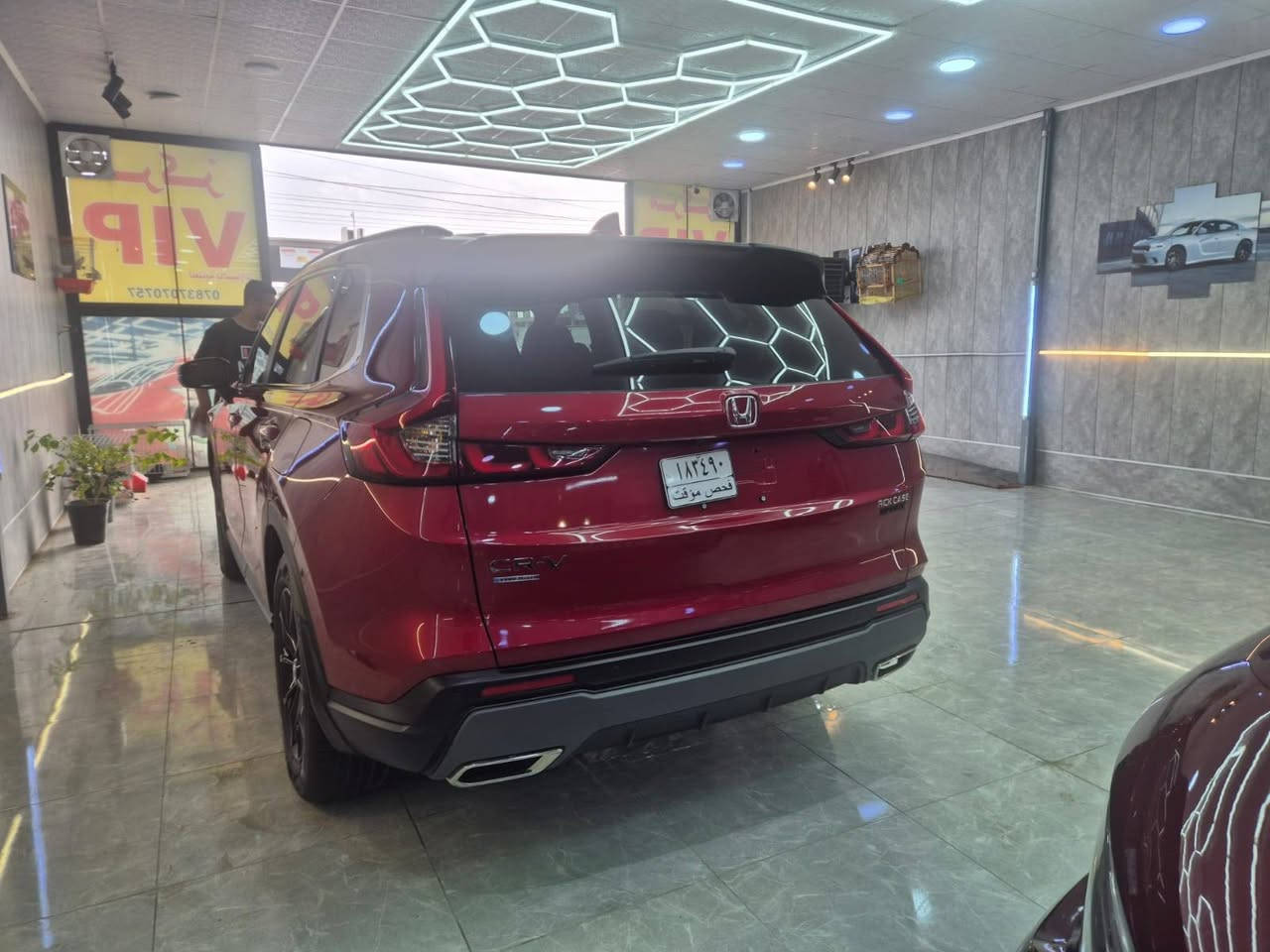 🚗 للبيع: هوندا CR-V Sport Hybrid موديل 2025 (بحالة شبه صفر) 
🚗المحرك والأداء: محرك هايبرد 2.0L (قوة 204 حصان) يجمع بين العزم القوي والاقتصاد الفائق في الوقود.

الممشى:,4629 ميل  فقط.
المظهر الخارجي: لون أحمر ميتاليك مميز جداً، مع ويل كب رياضي مقاس 18 إنش ولمسات باللون الأسود اللامع (Gloss Black).

المقصورة والتقنيات: مقاعد رياضية بتطريز برتقالي، شاشة لمس (Apple CarPlay & Android Auto)، فتحة سقف، تشغيل عن بعد، ودخول ذكي.

السيفتي والأمان: حزمة Honda Sensing الرادارية المتكاملة (رادار تفاعلي، الحفاظ على المسار، فرملة الطوارئ).

تقرير الحادث والبودي :
البودي بصبغ الوكالة بالكامل (تعديل بارد PDR صبغ شبر  في شفة البنيد والجاملغ الأيسر فقط pdr).
الإيرباك: المفتوح (الدركة + قدم السائق فقط) ولم يتم تصليحهم (على وضعهم). باقي إيرباكات السيارة كاملة وسليمة من بلادها. 
نظام SPORT
نظام NORMAL
نظام ECO
نظام SNOW
نظام نزول منحدرات
السيارة جاهزة لأي فحص.📍 مكان المعاينة: النجف الأشرف💰 السعر المطلوب: 25500$

📞 للاستفسار والتواصل: [***********] أو راسلني واتساب.
