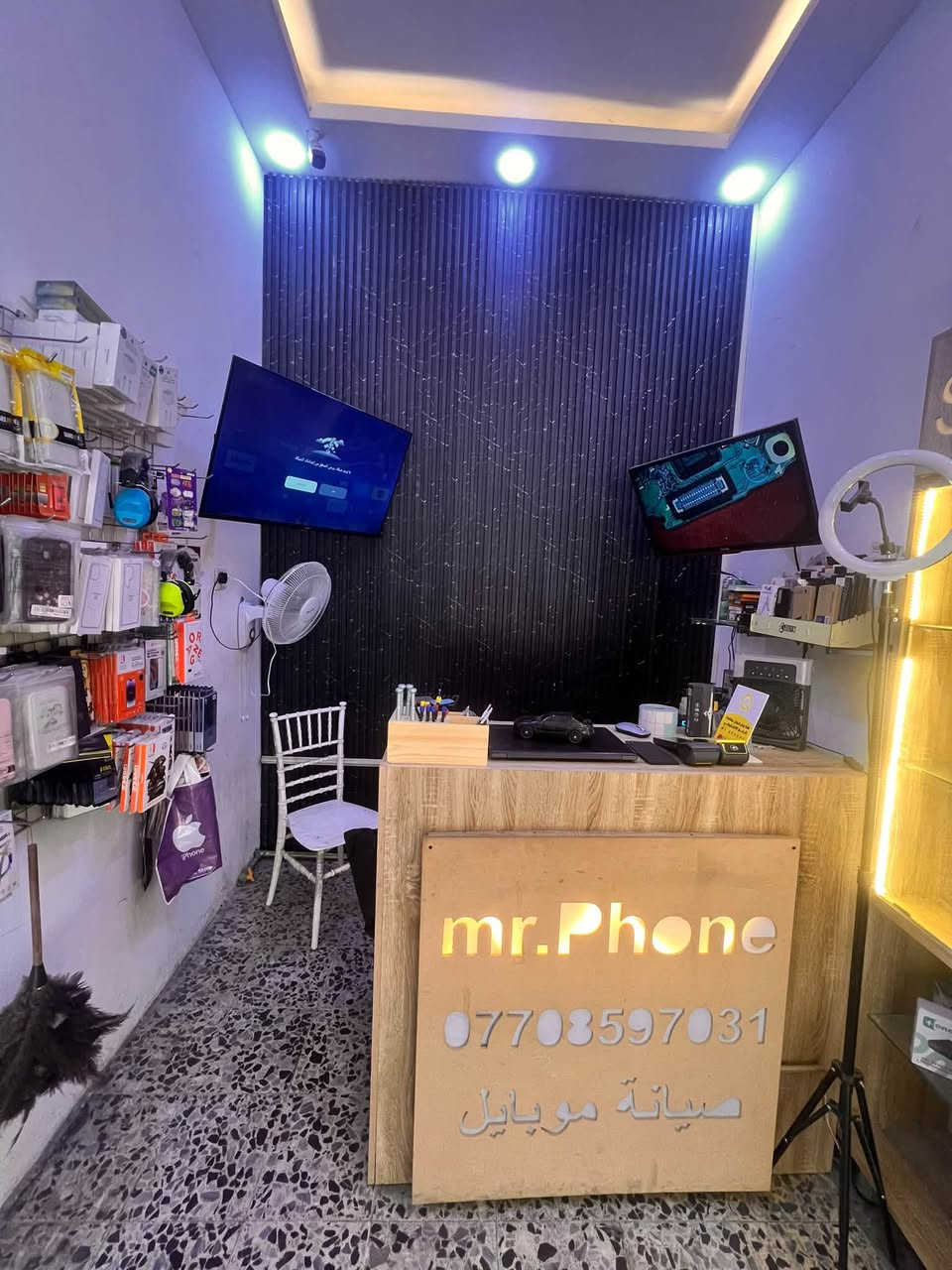 سلام عليكم محل تليفونات للبيع 📲⌛️
منطقة حيويه محل معروف بيه زبائن خير من الله ( عليه رجل )
يحتوي على 
اكسسوارات عامه
أجهزه جديد ومستخدم 
جهاز رصيد من شركة انتشار 
أدوات صيانه كامله +كامره 4k عرض المجهر استخدام قليل
فاترينات + ميز صيانه وميز استقبال + كراسي 
شاشه عدد2+ سستم كامرات كامل عدد 4
سبلت + مروحه شغالات 
براد ماء حار بارد 
جام خانه + ديكور جديد 
المحل جديد ومرتب تاخذه دكول يا الله وتباشر ما ناقص اي شي
إيجاره 300 الف 
سعره مناسب 💸
العنوان  — بغداد‏‏. كمب سارة 
لتواصل خط واتساب ***********

