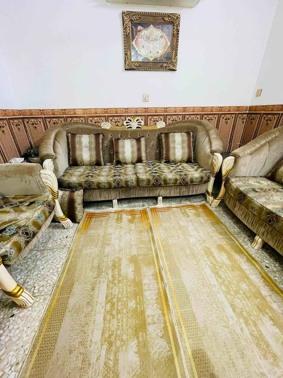 تخم ملكي تكمه ثكيل جدا ١٠ مقاعد نضيف أي ضرر ما بيه وياه كوشات هديه السعر ٣٥٠وبيه مجال العنوان البلديات الرقم ***********
