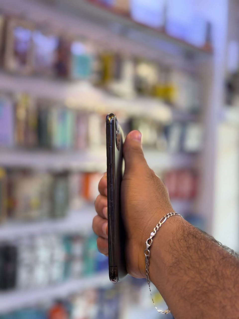 للبيع ايفون 11 برو ماكس
شرق اوسط 
•  الذاكرة: 256 GB
•  البطارية: 77%
•  الحالة: مبدل فقط شاشة، نوع الشاشة وسط 
السعر: 250 الف
•  العنوان: بغداد - قطاع 18 قرب سيارات الورزدي
رقم *********** واتساب
