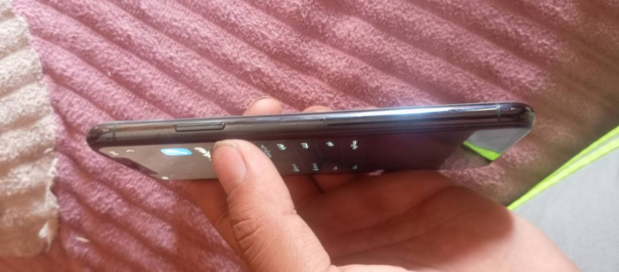 📱 للبيع iPhone 11 Pro Max - لون زيتوني مميز
ذاكرة 256GB

📍 المكان: الديوانية - الحمزة الشرقي
💰 السعر: 200 الف قابل للتفاوض

✅ المواصفات:
- البطارية 100% جديدة
- الشاشة مبدلة نوعية ممتازة وألوانها كلش حلوة
- الذاكرة 256GB
- شغال واي فاي وكلشي طبيعي

⚠️ ملاحظات للأمانة:
- الجهاز مفتوح تخطي
- شبكة السيم واكفة (يشتغل واي فاي فقط)
- فيس ايدي واكف
- الكامرة من تزوم فوك 2X تعلك شوية
- الشاشة والبطارية مبدلات

يفيد للالعاب والدراسة وجهاز ثاني

📞 للتواصل: ***********
الشراي الجاد يتصل او يراسل خاص

نص مكتوب في الصور:
- iPhone 11 Pro Max بطارية 100% شاشة نوعية ممتازة مفتوح تخطي السعر 200 الف قابل للتفاوض المكان: الديوانية - الحمزة الشرقي جهاز مستعمل • حالة ممتازة • جاهز للاستخدام للتواصل عبر رسائل الصفحة ضمان الفحص - جاهز للتسليم
- 11:04 القطع والخدمة تجمع Apple سجل تاريخ القطع والخدمة، وهذا السجل يعرض معلومات عن هذا الـ iPhone وحالته وتفاصيل إصلاحه. معرفة المزيد... سجل تاريخ الخدمة بصمة الوجه خاوي الشاشة البطارية غير معروف غير معروف مشكلة مشكلة
- 11:04 > حول إصدار iOS 26.6 اسم الطراز iPhone 11 Pro Max رقم الطراز MWHM2J/A الرقم التسلسلي G6TZJ19BN711 سجل تاريخ القطع والخدمة > الشبكة غير متوفرة الأغاني يجري التحميل... الفيديوهات يجري التحميل... الصور يجري التحميل... التطبيقات ع السعة ٢٥٦ غ.ب. متوفرة ٣٣,٦ غ.ب. شركة الاتصالات
- ١١:٠٣ حالة البطارية والشحن رسالة مهمة حول البطارية غير قادر على التحقق من أن هذا الـ iPhone يحتوي على بطارية أصلية من Apple. قد لا تكون التفاصيل الواردة من هذه البطارية دقيقة. لمعرفة المزيد الحد الأقصى للقدرة %١٠٠ أقصى قدرة للأداء الـ iPhone غير قادر على تحديد عمر البطارية. شحن البطارية المحسن للحد من استنزاف عمر البطارية، يتعلم الـ iPhone من عادات الشحن اليومية، بحيث ينتظر ولا يتجاوز ٨٠٪ حتى يحين موعد حاجتك إلى استخدامه.
- ١١:٠٢ جهات الاتصال البودكاست الطقس iTunes Store التلميحات واتساب الأسهم الكتب الملفات الترجمة Facebook Gmail بحث يجري التحميل... المساحة الحرة المعينة اللياقة تحديد الموقع Watch الأدوات اليوميات Instagram المنزل