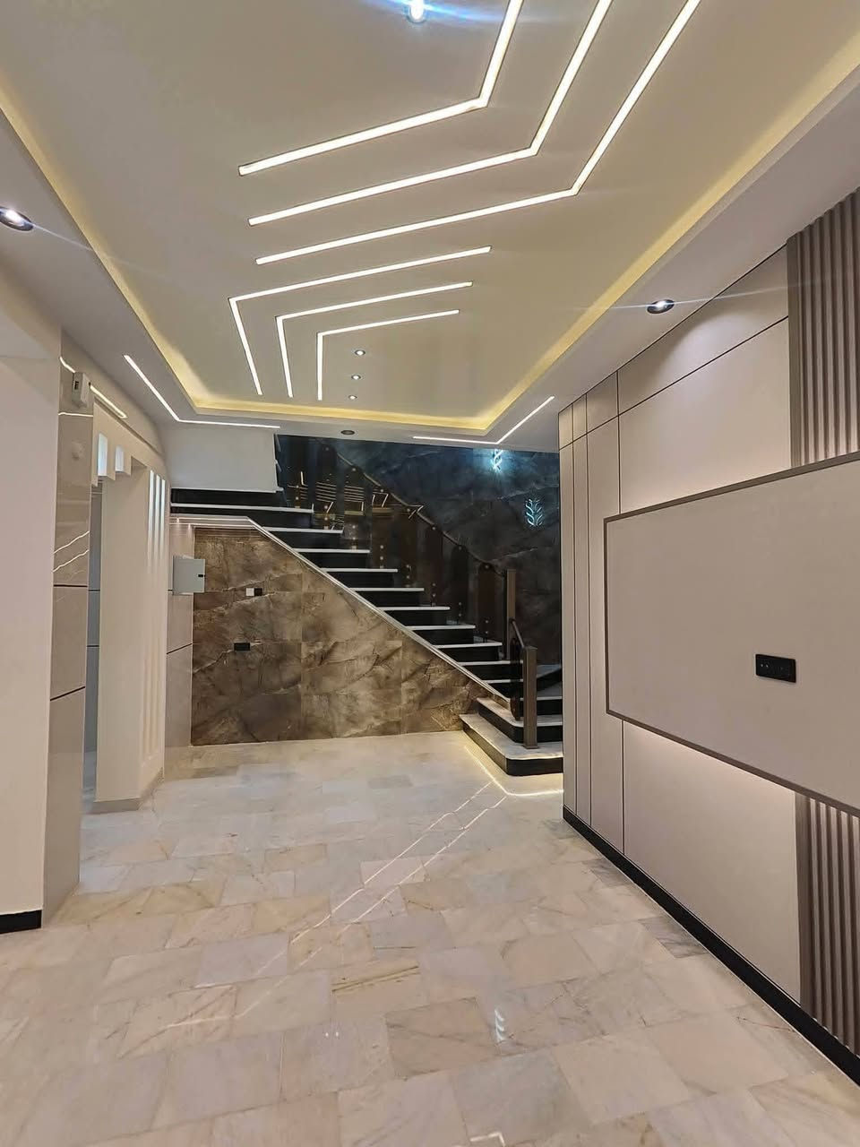 🔥 لا تتعب وتدوّر... بيت أحلامك صار أقرب مما تتصور! 🏡
مكتب المهندس علي للمقاولات والعقارات العامة يوفرلك كلشي تحتاجه حتى تبني بيتك بأعلى جودة وبأسعار مدروسة، وبنظام القسط والنقد.
✅ بناء الدور السكنية بأحدث التصاميم. ✅ تنفيذ بإشراف هندسي وخبرة ميدانية. ✅ أجود المواد الإنشائية وضمان بالجودة. ✅ سرعة بالإنجاز والتزام بالمواعيد. ✅ أقساط مريحة تناسب ميزانيتك.
إذا تريد تبني بيت يرفع الراس ويعيش سنين طويلة... لا تحتار، إحنا خيارك الأول.
***********📞 اتصل هسه واحجز استشارتك، وخلي حلم بيتك يصير حقيقة.
مكتب المهندس علي للمقاولات والعقارات العامة
ثقة... جودة... وإعمار يبدأ من عدنا. 🏗️✨
