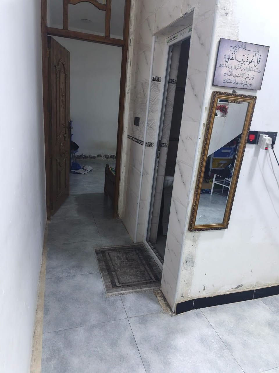 🏠 دار للبيع
📏 المساحة 100 متر

📍 العنوان حي الغدير، قرب مستشفى اللبناني، مقابل بيوت السياسين

▪️ طابق واحد يتكون من :
🛏️ غرفة نوم
🛋️ صالة
🪟 أستقبال 
🍽️ مطبخ
⛅ منور
🛁 مجموعة صحية داخلية وخارجية 
▫️ طارمة

🧱 كونكريت، بناء حديث

🔸 الواجهة 5، النزال 20

📄 رقم معاملة كاملة، واصل للتقييم، ع مادة 20

💰 السعر خاص أو الأتصال ع الرقم 

📞 ***********
