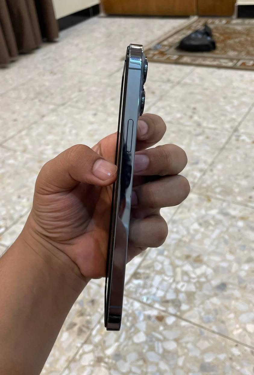 13 برو ماكس ماستر وتر بروف جهاز نضيف بس الضهر كدامكم وما مفتوح وكارتوتنة موجودة وبطارية 85 سعر 650 وبي مجال 
***********

نص مكتوب في الصور:
- 9:27 85 حول الاسم iPhone مهدي إصدار iOS 26.7 اسم الطراز iPhone 13 Pro Max رقم الطراز MLLE3AA/A الرقم التسلسلي H6F6WRHWJK انتهت صلاحية التغطية الأغاني 0 الفيديوهات 416 الصور 2,521 التطبيقات 36 السعة 256 غ.ب. متوفرة 85.97 غ.ب. عنوان Wi-Fi 14:F2:87:34:26:8B