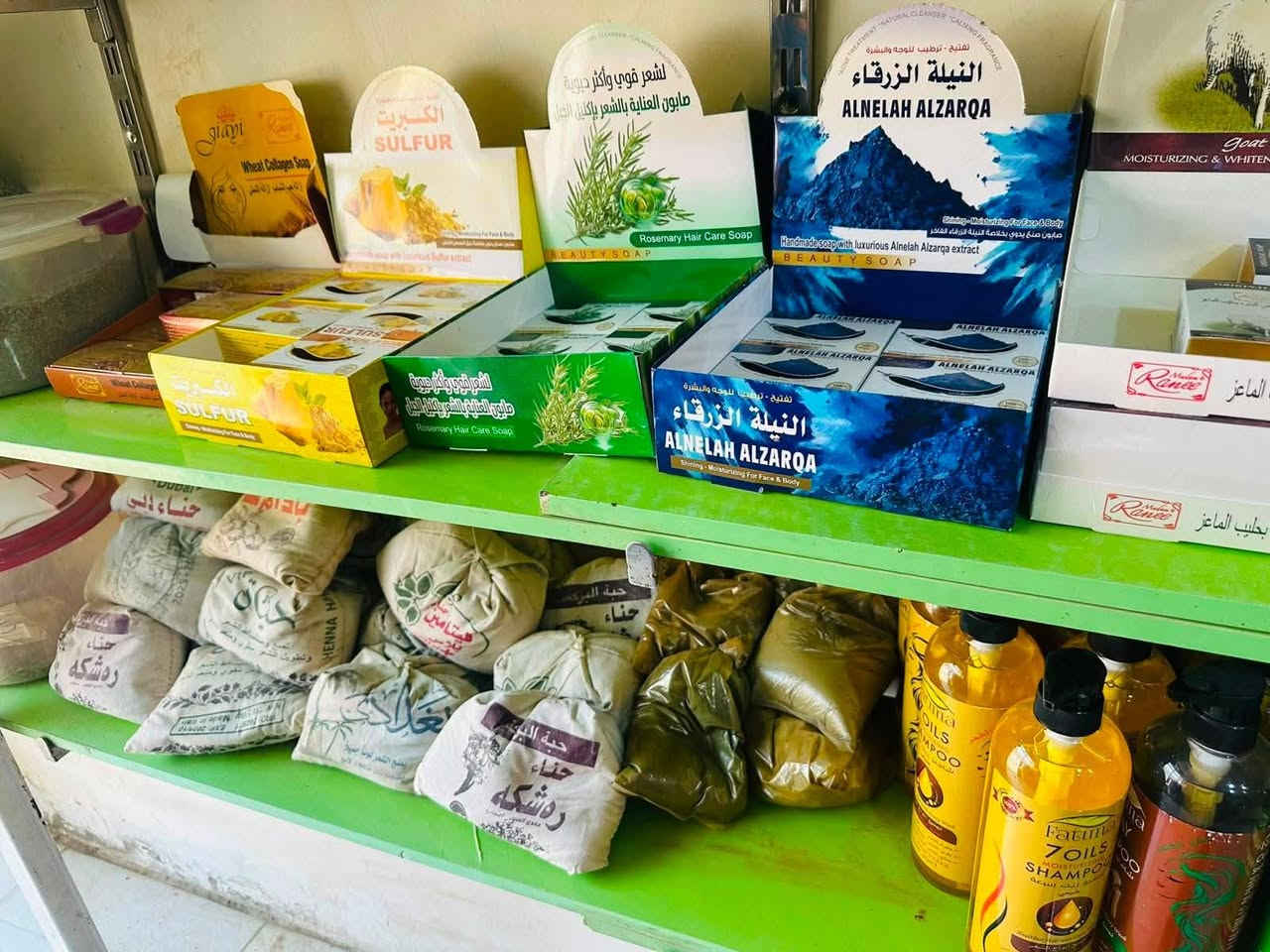 السلام عليكم 
تم وصول جميع انواع الاعشاب والزيوت في عطاريه ومعشب السيد العيثاوي 
ابهارات بانواعها 
خلطات شعر
خلطات مفاصل
زيوت بانواعها
صابون 
شامبو 
ماء ورد 
خل تفاح
اعشاب
حنه بانواعها
مسمنات عامه 
مسمنات وجه 

مكان بيجي حي العصري قرب مستشفى بيجي 
الستفسار 
***********
توصيل داخل بيجي
