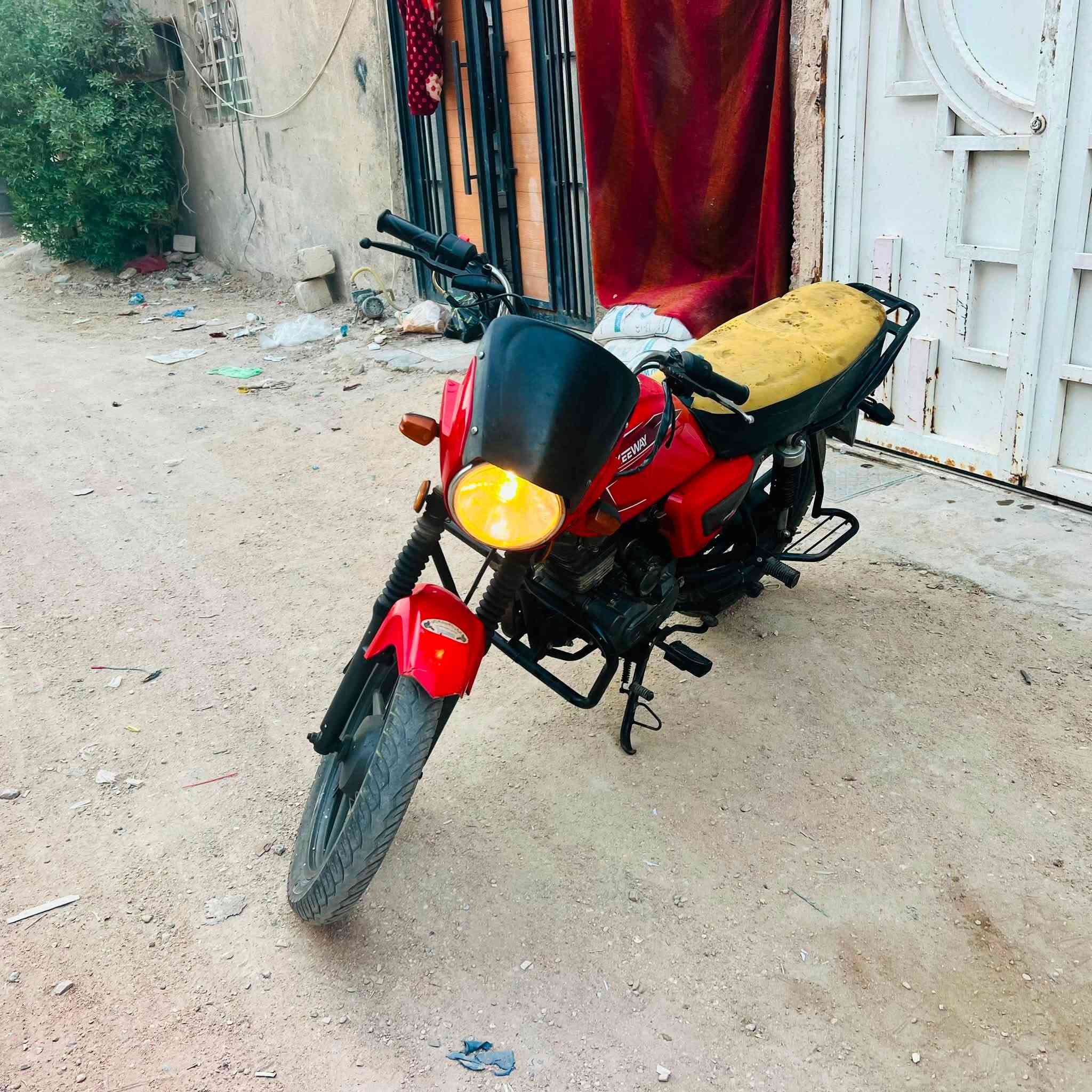 للبيع كي واي كلك كفاله عامه من كل شي الدراجه تاركه من كد ما تاركه ماتشتغل اريد ابيع على وضعه سعره 450 وبيه مجال للتواصل ***********

