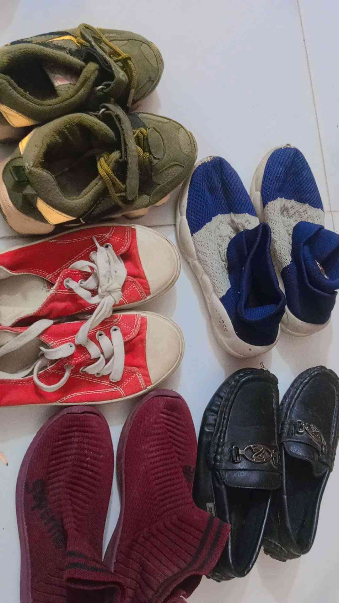 للبيع • ملابس