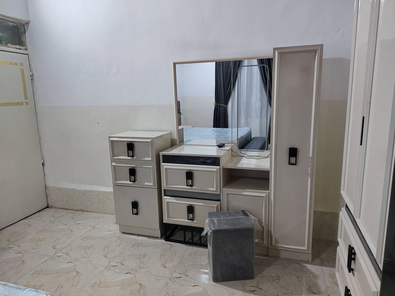تم تركيب غرفة نوم لين من شركة الكرم للاثاث الفاخر في قرية الذيبانية للأخ همام ضياء الجبوري الف مبارك عليك ووتتهنة بيها 🤍💫

للتواصل واتساب
***********
