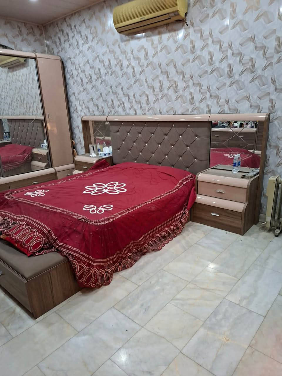 السلام عليكم
الديوان رايدة 250 الف وغرفة النوم مليون   تواصل على رقم ***********
