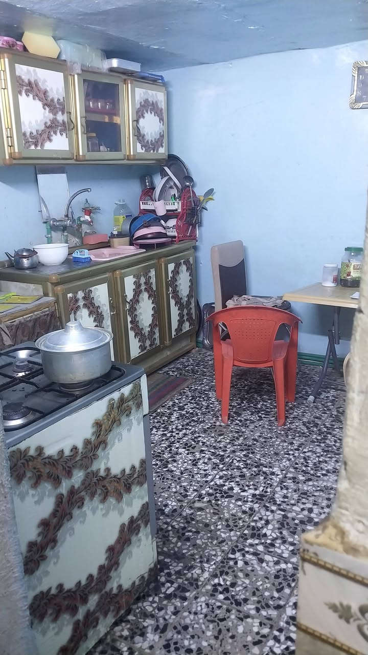 سلام عليكم نصف دار خلفي ع شارع المدارس عالي عن الشارع كرفتة حلوة وجيران ذهب وموقعه حلو للاستفسار والاتصال ***********  او الخاص
