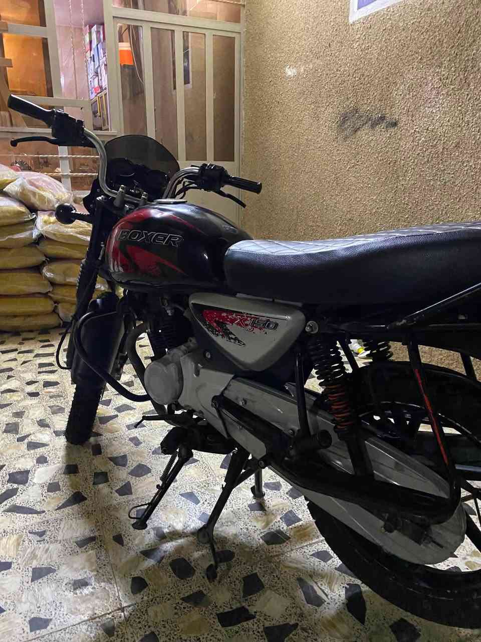 سلام عليكم بوكسر للبيع موديل 2023 مرقم لوحة وسنوية إنكليزي لوحات ما شادهن ضامهن دراجه مكفولة كلشي مابية ماشية 27 الف حقيقي شلعه معدل صوت ناعم كلش سعر 2000 /مليونين وبية مجال قليل حك جية مكاني الحسينية الراشدية رقم ***********
