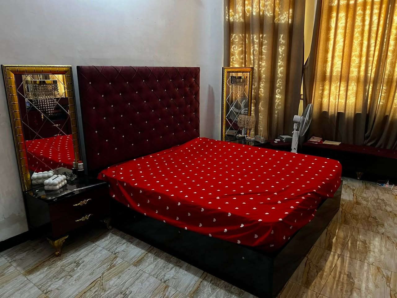 السلام عليكم اخوتي
غرفة متكونة من ٨ قطع 
كنتور وجربايه و٢ كومدي و ميز تواليت ومُلحق جربايه وجرارات وميز تلفزيون 
والغرفة مُستعمله ونظيفة ب ٦٥٠ الف عده الدوشك
اذا وي دوشك الجربايه الطبي تصير 800 الف.
*********** واتساب
