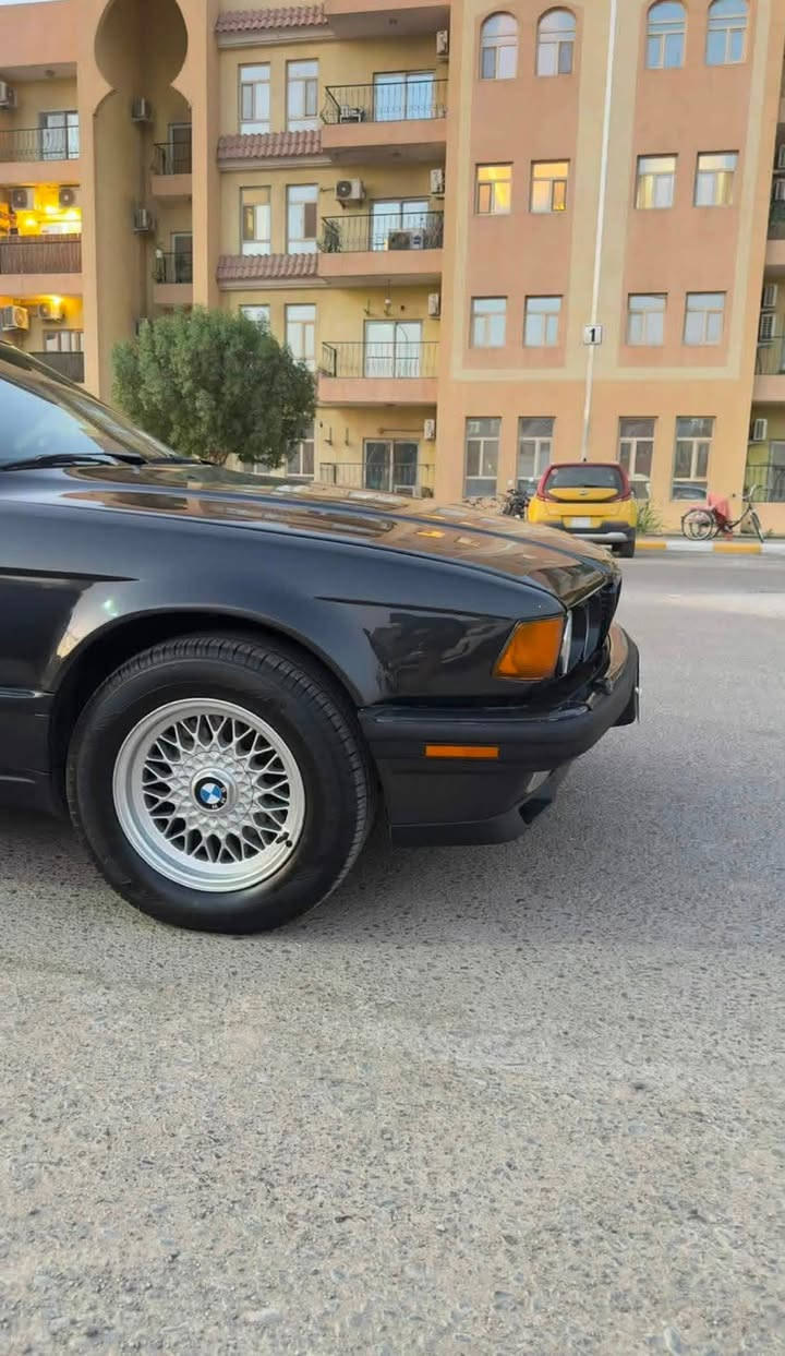 بي ام موديل 1992  صبغ عام جمالية حجم 735 محرك 6 سياره نضيفه جدا تبريد ثلج رقم مميز بسمي للستفسار ***********
