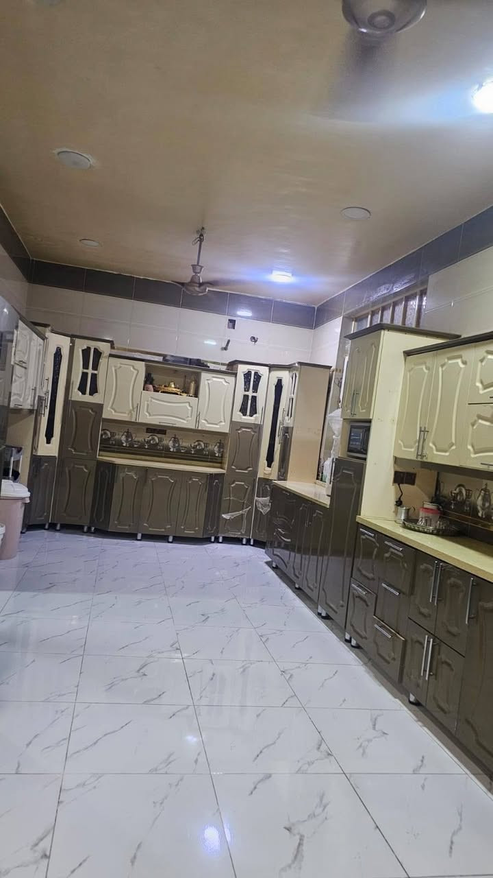 دار سكن 240متر طابقين هول مطبخ استقبال 6غرف طابوك صب سيراميك درجى اولى نزلت الوائلي 100متر عن شارع الاستفسار اتصال على رقم***********
