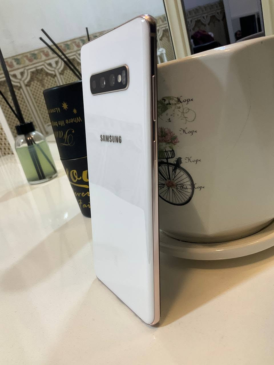 *Samsung Galaxy S10+ نسخة 512GB* 👑

هاي اعلى نسخة نزلت من الجهاز

### *المواصفات الكاملة:*

*الذاكرة والمعالج:*
- *الذاكرة*: 512GB UFS 2.1 
- *الرام*: 12GB 
- *المعالج*: Snapdragon 855 - 7 نانومتر
- *يدعم ذاكرة خارجية*: لحد 1TB اضافية

*الشاشة:*
- *الحجم*: 6.4 انش Dynamic AMOLED منحنية
- *الدقة*: 2K+ 3040x1440
- *حماية*: Gorilla Glass 6

*الكاميرا:*
- *خلفية*: 12MP اساسية + 12MP زوم x2 + 16MP واسعة جداً
- *امامية*: 10MP + 8MP للعزل
- *تصوير*: 4K 60fps + تصوير بطيء 960fps

*البطارية والباقي:*
- *البطارية*: 4100mAh 
- *الشحن*: سريع 15W + لاسلكي 15W + عكسي
- *مقاومة*: IP68 ضد المي
- *امان*: بصمة بالماوس + بصمة وجه
- *اضافات*: شريحتين، منفذ سماعة 3.5mm، NFC

هاي النسخة انطبعت بكمية قليلة وكان اسمها *Ceramic Black/White* وجسمها سيراميك مو زجاج
مكاني. ذي قار ناحيه المنار  رقمي ***********
 سعر الجهاز 300.
