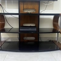 ميز تلفزيون نظيف سعره 100بي مجال  التواصل 07902591616