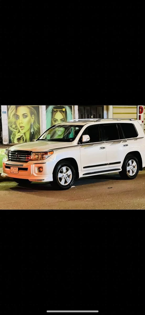 للبيع: تويوتا لاندكروزر (بريم) موديل 2014 - قمة في النظافة والفخامة 🚘✨
 الموديل: 2014  
 الفئة: GXR (بريم) - فول مواصفات  
 المسافة المقطوعة: 155 ألف كم
 اللون الخارجي: أبيض صدفي جذاب  
 الداخلية: جلد (مشمشي ) مميز جداً وبحالة ممتازة  
السيارة مكفولة كفالة عامة بس الباب الخلفي من جهة السايق بي بارد صغير 
أبرز المواصفات:
 فتحة سقف  
 شاشات خلفية مقاس كبير  
 دواسات جانبية، خطوط جانبية أصلية (شريط البريم)، وسبويلر خلفي  
 حساسات أمامية وخلفية مع كشافات وسلايد كافيه  
 عوارض سقف وحاملات أمتعة  
 خطوط كروم جانبية وخلفية أصلية  
 محرك وكير بحالة ممتازة، 
تبريد ممتاز، 
والسيارة جاهزة للقيادة بدون أي مصاريف.
 السعر: 34,000 $ (340 ورقة) وفيها مجال للشراي الجاد 
الموقع بغداد حي الجهاد / حي الحسين 
الرقم الهاتف : 
***********
***********
