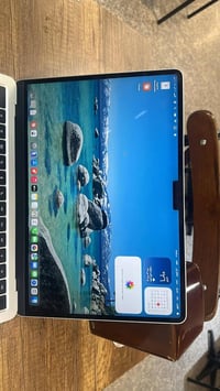 للبيع MacBook Air M2 الموديل: MacBook Air M2 المعالج: Apple M2 الرام: ...