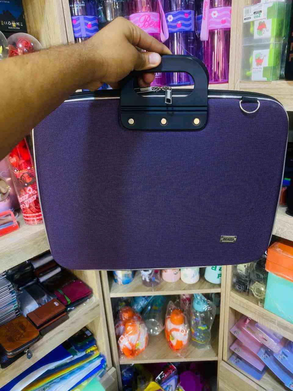 ✨
🤎 تصميم راقي وعصري
👜 خامة جلدية فخمة
📚 عملية ومناسبة للدوام والاستخدام اليومي
🎁 متوفرة الآن في مكتبة البراء – الفرع الثاني
***********
