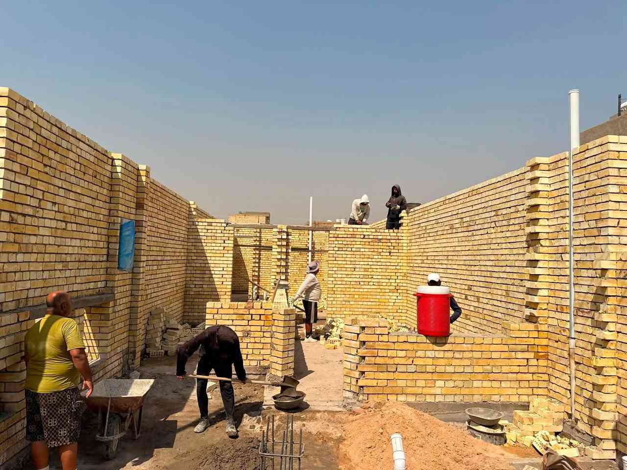 والله عندي إنسان ابن أوادم وشغله مضبوط كلش، عندي بيتين إليه ديشتغل بيهن، وبصراحة شغله مرتب ويخاف الله ويشتغل صح. أنصحكم بي عن تجربة، لأن آني هواي دورت على شركات وناس مع احترامي وتقديري لرزقهم ، بس اني بالأخير حظيت بإنسان راقي ومضبوط ويعرف شغله. حتى هو يكلك: جودة البناء يمي، أما ذوق الاختيار فمشاركة بيني وبين أبو البيت، لأن صاحب البيت هم عنده ذوق ويحب ينفذ الشي اللي بباله، وهو يساعدك ويوجهك بالاختيار الصح. من باب الأمانة، أنصحكم بي، واللي عنده بناء أو يريد يستفسر يتصل بي ويتفاهم وياه. ويشهد الله، آني ما دا أمدح من فراغ، هذا شغله اللي شفته بعيني وعندي تجربة وياه .. علماً سعرة مناسب بشغلة إتقان العمل .

أبو منتظر المعماري
***********
