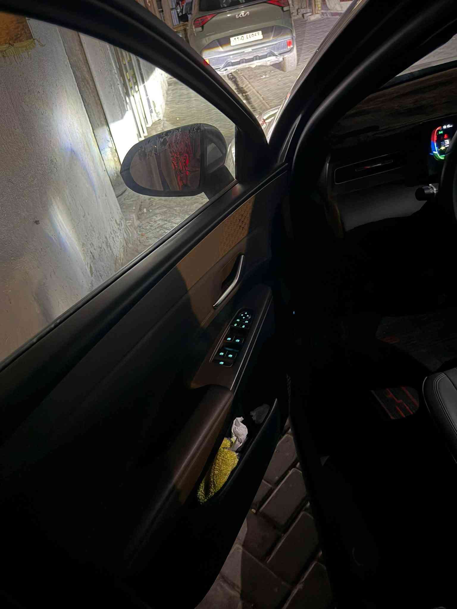 🚘 BYD Qin Plus DM-i 2025 للبيع

🔹 الموديل: BYD Qin Plus 2025
🔹 الممشى: 51,000 كم — المجموع الكلي كهرباء + بانزين
🔹 المحرك والگير والبطاريه والكهرباء والصدر : مكفولات
🔹 التايرات: شاد الها تخم كامل قبل 4 ايام 
🔹 مدوشمة كاعية ودوسات جديده 
🔹 بارد بالصندوق: خفيف و قليل
🔹جاملغ أيمن: بارد كلش خفيف 3 اصابع 
الجامه الاماميه بيها فطر خفيف 
🔹 السيارة نظيفة ومرتبة وما ناقصها شي
🔹 مكفولة من كلشي حسب الفحص
🔹 مواصفاتها معروفة وما تحتاج أذكرها

💰 السعر: 18,800,000 دينار

📍 بغداد – مدينة الصدر – شارع الفلاح – قطاع 7

📞 ***********

الجاد يجي يعاين ويفحص، والسيارة على الطبيعة أحل
