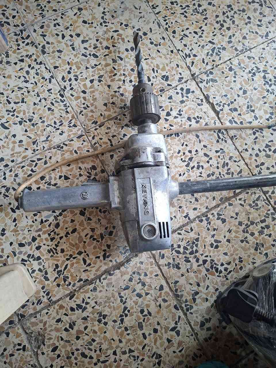 سلام عليكم دريل ١٦ ملم ياباني 
شغال عالفحص نظيف جدا 
السعر ١٢٥. 
للتواصل على الرقم ***********
العنوان بغداد الزعفرانية شارع الشركات وبخدمتكم
