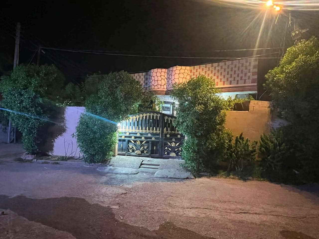 السلام عليكم 
دار للبيع ⭕️...
دار زراعي مضمون مساحته ٢٤٠ م يقع في شهربان الجعار قرب مضيف الشيخ صدام مبدر بناء حديث طابق واحد يحتوي على كراج وحديقة وصحيات خارجية وداخلية واستقبال ومطبخ وغرفة نوم  السعر ٥٢ مليون وبي مجال الاتصال بالرقم ***********
