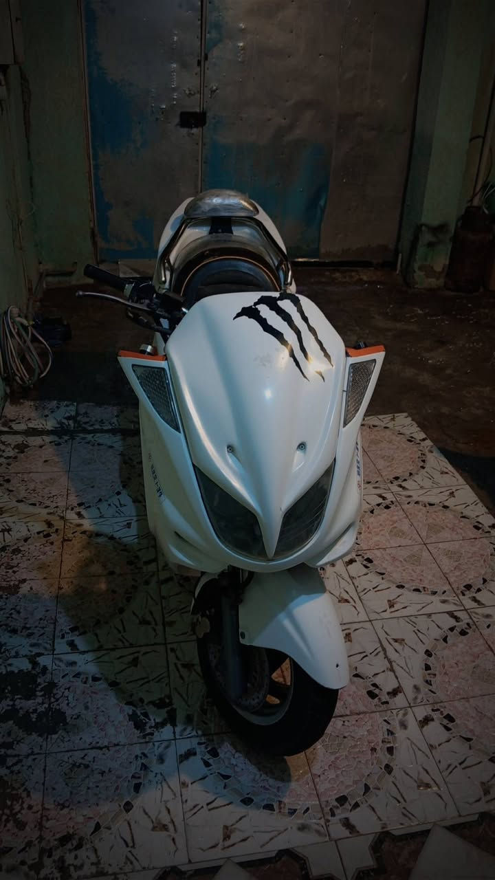 السلام عليكم 🌹
للبيع دراجة ماجسته تك رون رياضي 🏍️🔥
الدراجة جاهزة وما بيها أي نقص، فقط تحتاج دبلات أمامية. التفاصيل:
وجه بومة 🦉
سبايدر رياضي
تجوه
إشارات وبك لايت كرستال
دوسات نيكل
ستيرن رياضي
لايت عالي ناصي زينون رماش
هورن دبل إشاره
بريك أمامي وخلفي
MP3 بلوتوث مع سماعات 🔊
كلج أمامي وخلفي جديد
بلك جديد
حماوة نص ثابتة
تايرات جديدة
باتري جديد 🔋
الكيجات كلهن شغالات: حماوة، بانزين، وسرعة
✅ كلهه شغاله مابيه اي نقص 
الدراجة جاهزة للاستخدام،
السعر 575 وبيهه مجال للشراي
بابل الورديه سيف سعد قرب مستشفى الكفيل 
***********
والله يرزق الجميع
