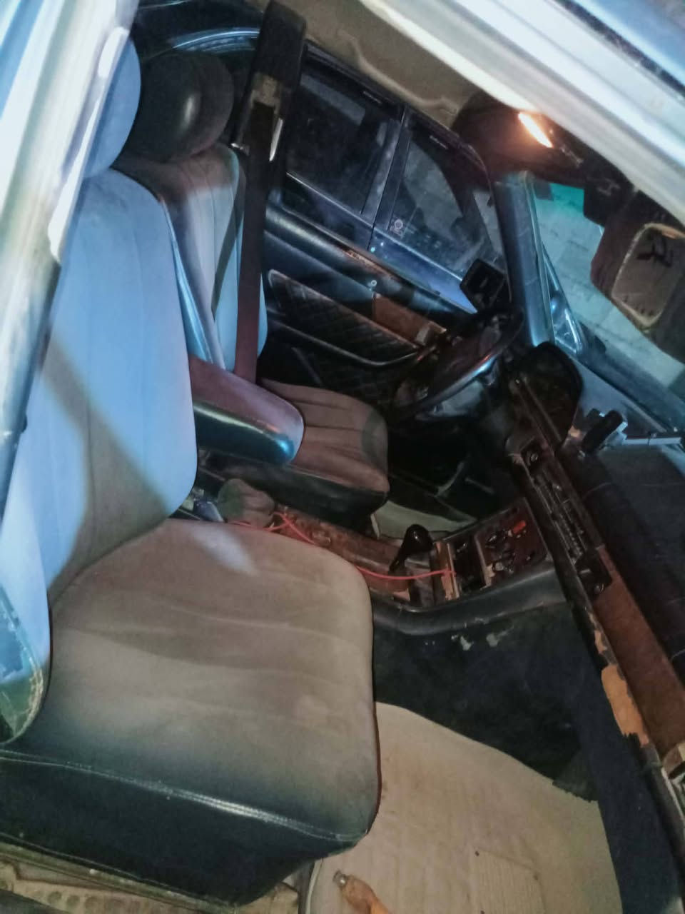 السلام عليكم مارسدس رئاسي موديل 86 رقم بغداد انكليزي سنويه لحد 31 تحويل مباشر مكينه وكير بطه 2500 سياره جاهزه من كلشي للاستفسار *********** مكان السياره فلوجه
