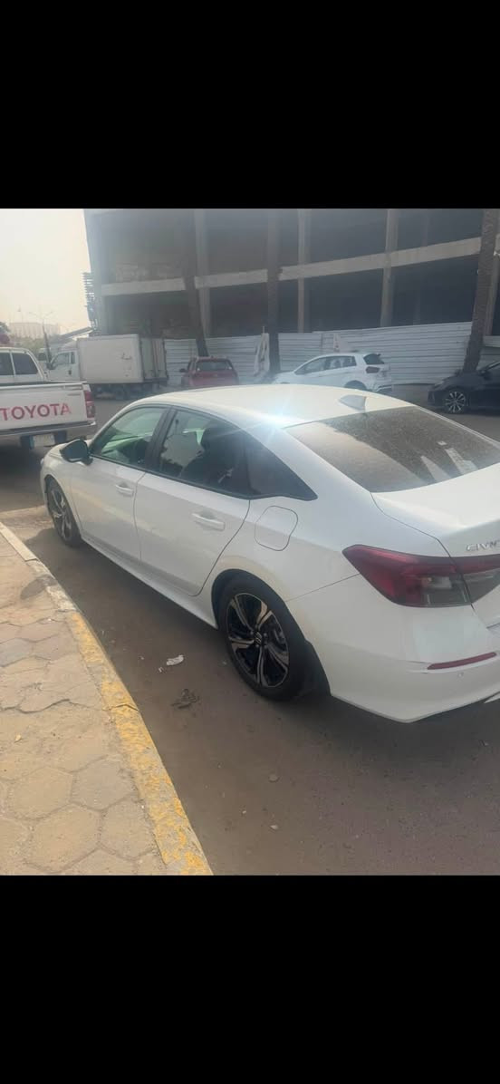 📌 للبيع: هوندا سيفيك تورينج 2025 (Honda Civic Touring) -

🚗 المواصفات الأساسية:

 الموديل: 2025

 الفئة: تورينج (Touring) - أعلى فئة بالكامل

 المسافة المقطوعة (العداد): 35,000كم

 المحرك:  2٠0Lقوي واقتصادي جداً

 اللون الخارج [ ابيض صدفي ]

 اللون الداخلي: [ جلد أسود ]

 حالة البودي والميكانيك: بحالة الوكالة مكفولة (شرط الفحص كير ومحرك وشاصي)(السيارة بدون صبغ فقط الدعاميه)

✨ أبرز مواصفات فئة التورينج:

 نظام صوتي فاخر من BOSE مع 12 سماعة

 مقاعد جلد مع تحكم كهربائي وتدفئة

 شاشة معلومات ترفيهية تعمل باللمس قياس 9 إنش

 شاشة عدادات ديجيتال بالكامل قياس 10.2 إنش

 دعم لاسلكي لنظامي Apple CarPlay و Android Auto

 شاحن لاسلكي للهواتف الذكية

 فتحة سقف

 حزمة الأمان الذكية Honda Sensing (تحديد المسار، رادار، كبح تلقائي، ومثبت سرعة ذكي)

 حساسات ركن أمامية وخلفية مع كاميرا خلفية

 تشغيل عن بُعد ودخول ذكي بدون مفتاح

📄 الأوراق والترخيص:

 [جاهزة للتحويل فوراً / سنوية سارية]

💰 السعر المطلوب: [خاص]

📍 الموقع: [بغداد / السيدية]

📞 للتواصل والاستفسار: [رقم الهاتف ***********
