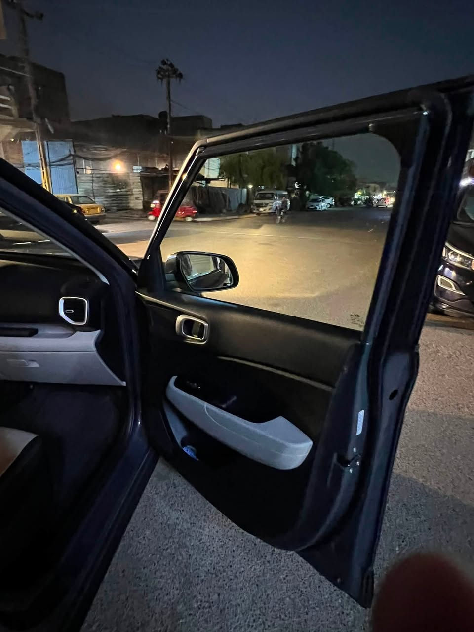 هونداي فينو 2023رقم بغداد بسمي
ماشية 58الف 
المواصفات 
•
• ⁠داخل لونين• ⁠شاشه كبيرة كامرة ورادارات• ⁠فول  تحكم ستيرن جهتين  
• ⁠ويل كروم • ⁠شاشة كبيرة كاربلي +اندرويد 
• ⁠تراكشن منحدرات• ⁠وضعيات قيادة  
• ⁠رادار تحذير جانبي • ⁠رادار خلفي
• ⁠مكينة 1600 دوش دبل نوزل• 
الضرر / حافة البنيد وخشم الجاملغ

السعر ب ١٢٠وبيها مجال بسيط 
مكاني بغداد الحرية
***********
