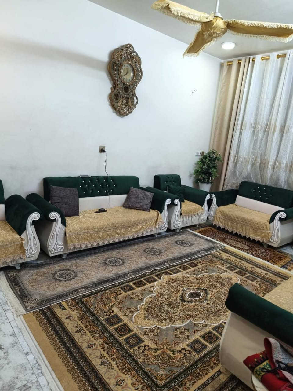 سلام عليكم بيت للبيع مساحه 100 م واجه 5 نزال 20 الموقع بدايه المربع الثاني مقابل ماركت الشام  بناء حديث درجة اولى   يحتوي على استقبال مدخلين  + منور ومطبخ ترك جانبي. وحمام   وغرفه نوم
الطابق الثاني 2 غرفه نوم وحمام. + بيتونه وسطحين 
للاستفسار اكثر   *********** واتساب
سلام عليكم بيت للبيع مساحه 100 م واجه 5 نزال 20 الموقع بدايه المربع الثاني مقابل ماركت الشام  بناء حديث درجة اولى   يحتوي على استقبال مدخلين  + منور ومطبخ ترك جانبي. وحمام   وغرفه نوم
