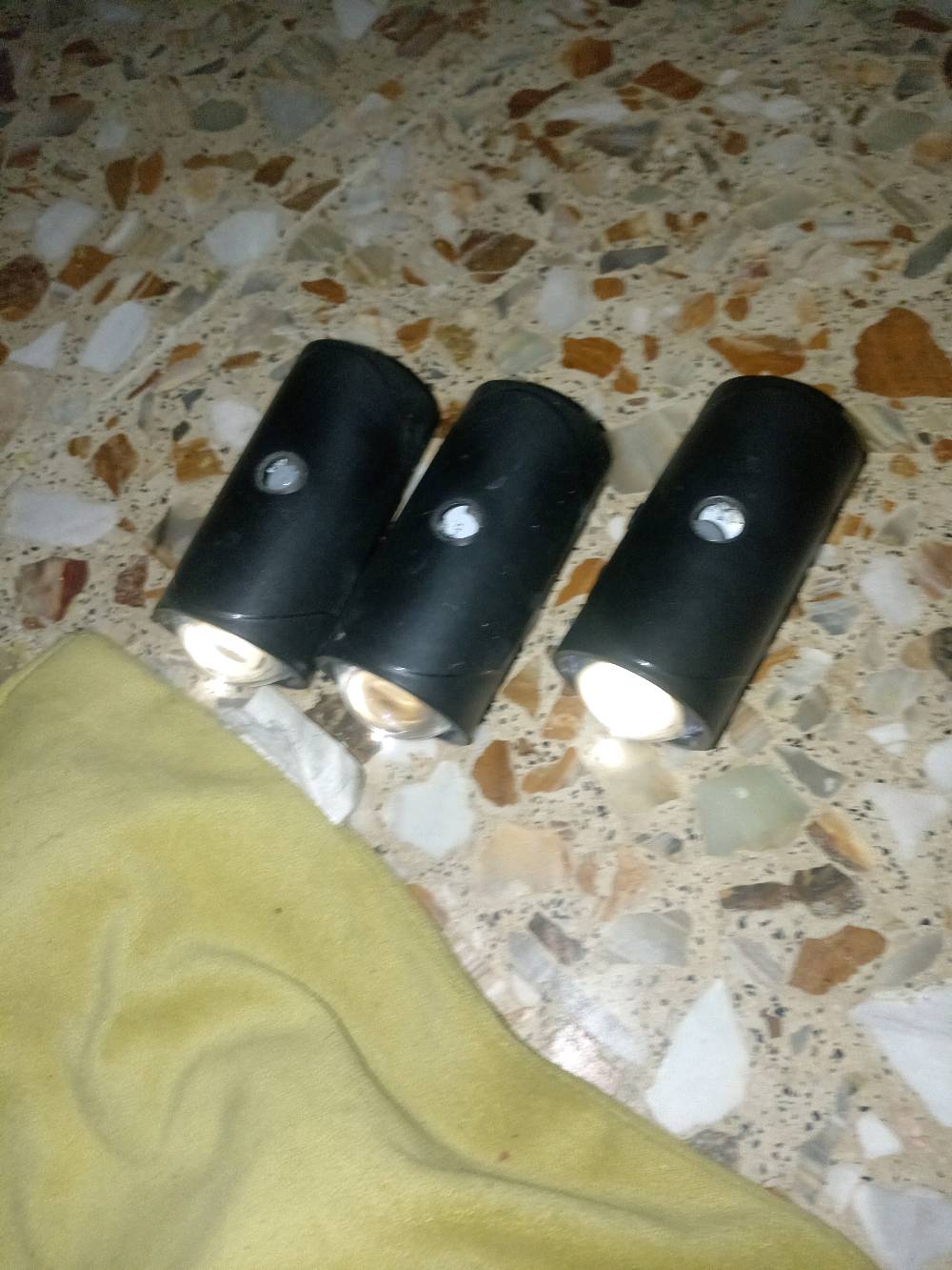 dual rgb led
كلهن يشتغلن عادي
البطاريه تديم ليوم كامل
ثلاث قطع الوحده ب 20
تقدر تحط حديده عالحايط وتربطهن بيها لان بيهن مغناطيس