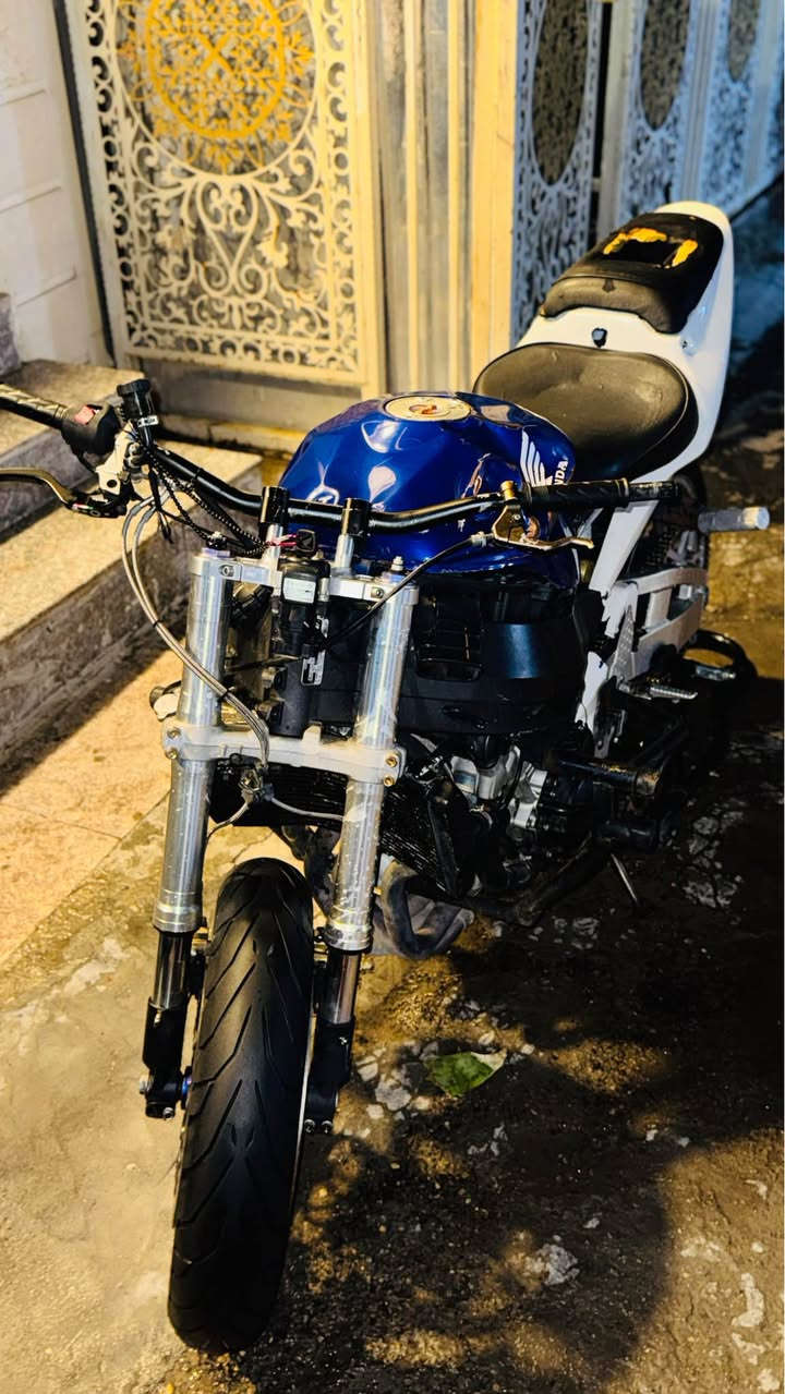 CBR 954 RR دڤل رياضي للبيع مال لعب عليها هدرز ودبل اكزوز وتطواله مال اكزوز كلچات رياضي عنبار بريك امامي برمبو البريك الخلفي 3 فچوج بكره مال لعب اصلي زنجيل 
جديد الدراجه خير من الله بس بيها نضوح ومالحك اسويها الدراجه سعرها 2.2500/// ملونين وربع
 رقمي 
 واتساب فقط ***********
مكاني بغداد الغزالية St Andrew, Surrey
