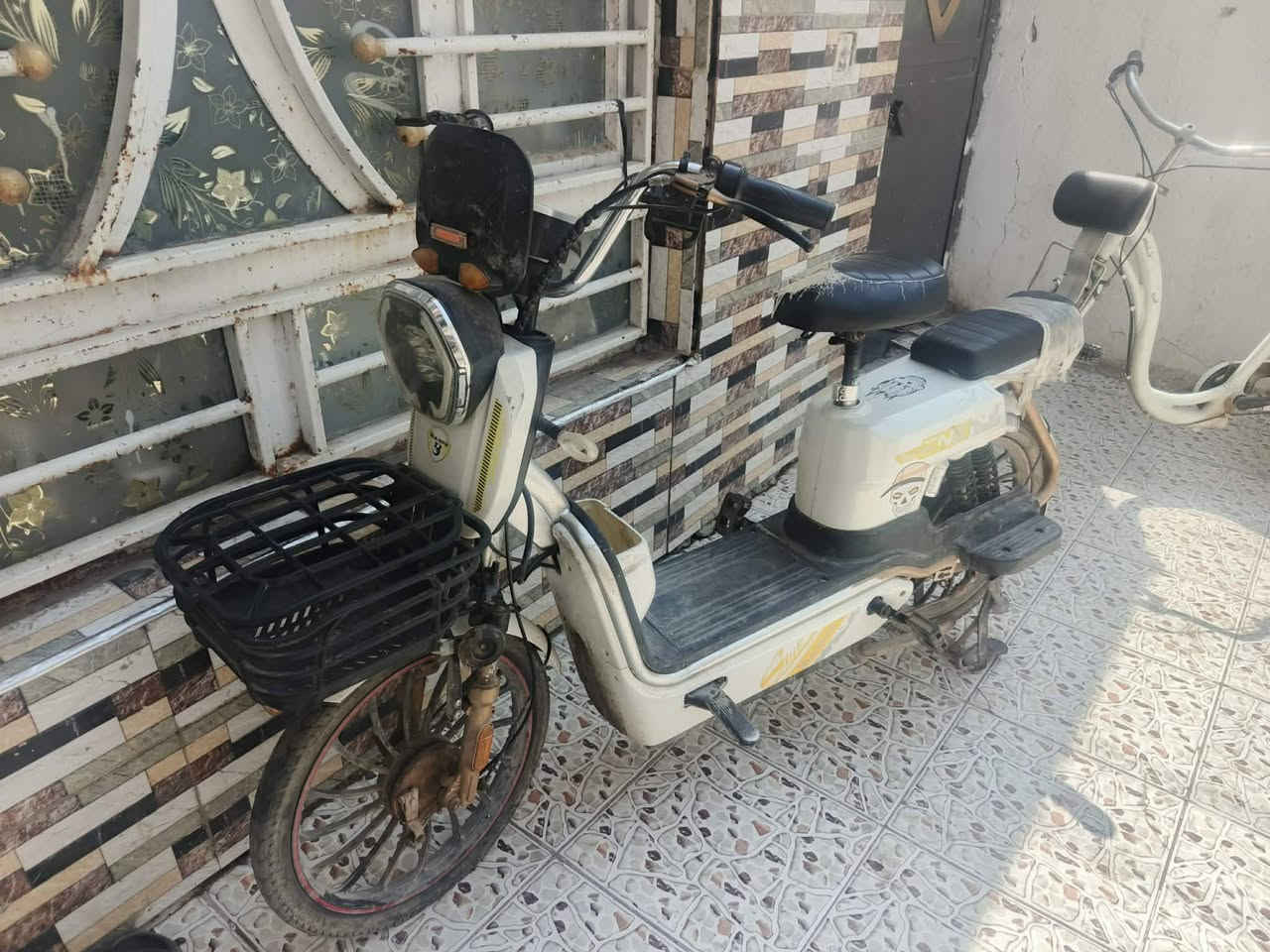 دراجه لبيع بس بيه بطريه وحده ضعيف وتمشي طبعي بس اذا تريد ك قوه سرعه قويه بدله بطريه وحده بكاني بابل الحصوه سعره 200 بيه مجال بصيط ***********
