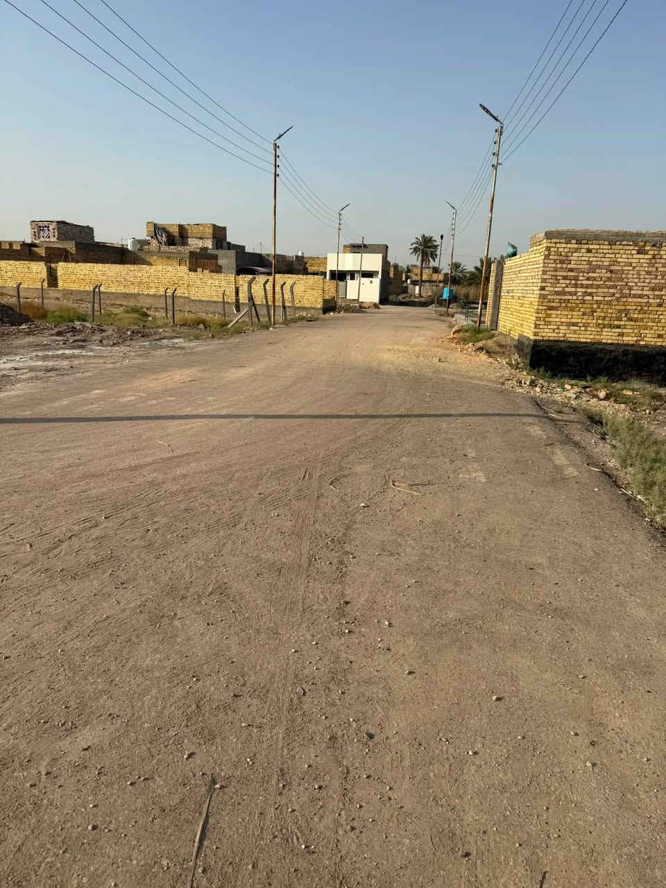 🏡 قطعة أرض للبيع – موقع مميز جداً في التاجية 🔑
📍 الموقع: التاجية / حي السجاد السكني�📐 المساحة: 315 م²�📜 الطابو: صرف زراعي – سند 25�🔄 التحويل: مباشر باسم المشتري
⭐ موقع القطعة مميز جداً لكونها تقع في واجهة المجمع، ضمن تقطيع جديد ومنطقة مخدومة بالكامل.
🚗 الموقع قريب من أهم الشوارع والطرق:�🔹 شارع نزلة التاجية المؤدي إلى طريق النجف — 4 دقائق فقط عن طريق النجف كما موضح بالموقع.�🔹 الشارع الثاني: شارع الصناعي العريض — بنفس المسافة والوقت تقريباً.
🛣️ الشوارع:�▪️ عرض الشارع الرئيسي: 15 متر�▪️ عرض الشوارع الفرعية: 11 متر
💡 خدمات ومميزات المجمع:�✅ حي مخدوم بالكامل�✅ إنارة ليلية كاملة للمجمع�✅ صوندة الماء واصلة للقطعة عند الباب�✅ تقطيع جديد�✅ موقع مميز في واجهة المجمع
📌 فرصة مناسبة للسكن والاستثمار في موقع مميز.
📞 للاستفسار: ***********�📱 متوفر اتصال وواتساب
🔑 للمهتمين الجادين، التواصل على الرقم أعلاه.

نص مكتوب في الصور:
- واتساب ٤:٣٣ 4G 380 م ثم مدرسة يثرب الابتدائية 70 مخازن التجهيزات المدرسية ارة المواد بابل Re-center 5 دقائق • 1.7 كم Overview