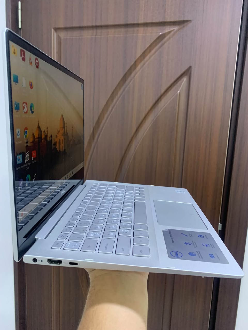 لابتوب وايباد بنفس الوقت DELL للبيع.
CORE I5 
جهاز كلش نضيف و مليان مواصفات شاشة لمس اللمس مالته خورافي وسريع وشاشه واضحه وصافيه و يدعم بصمة الاصبع و القلم والجهاز ينطوي ويصير ايباد  
سعره ٥٢٥ الف و بي مجال 
تواصل *********** واتساب .
