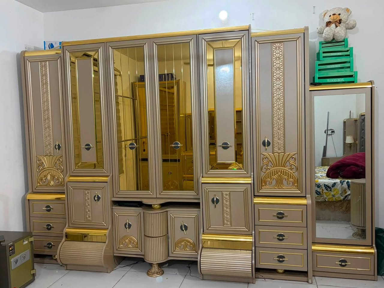 غرفة نوم ملكية نضيفة جداً اخذتها ب4 ملايين رايدها مليون وربع وبيها مجال للاستفسار ***********
