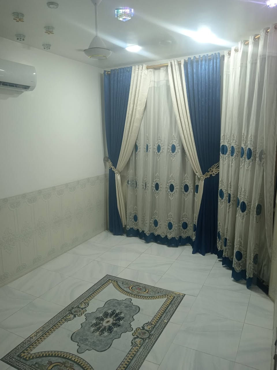 🏡 بيت للبيع في حي الحوراء
📍 موقع مميز قريب من شارع الكفاح الرئيسي وعلى الساحة.

🔹 المساحة: 100 متر
🔹 البناء: طابقان
🔹 يتكون من:

استقبال

هول كبير

مطبخ

غرفتا نوم

🚗 عرض الشارع: 10 أمتار

💰 مطلوب إسكان: 15 مليون دينار
💵 القسط الشهري: 275 ألف دينار

للاستفسار والمعاينة، يرجى التواصل على الخاص أو الاتصال.📳  ***********
